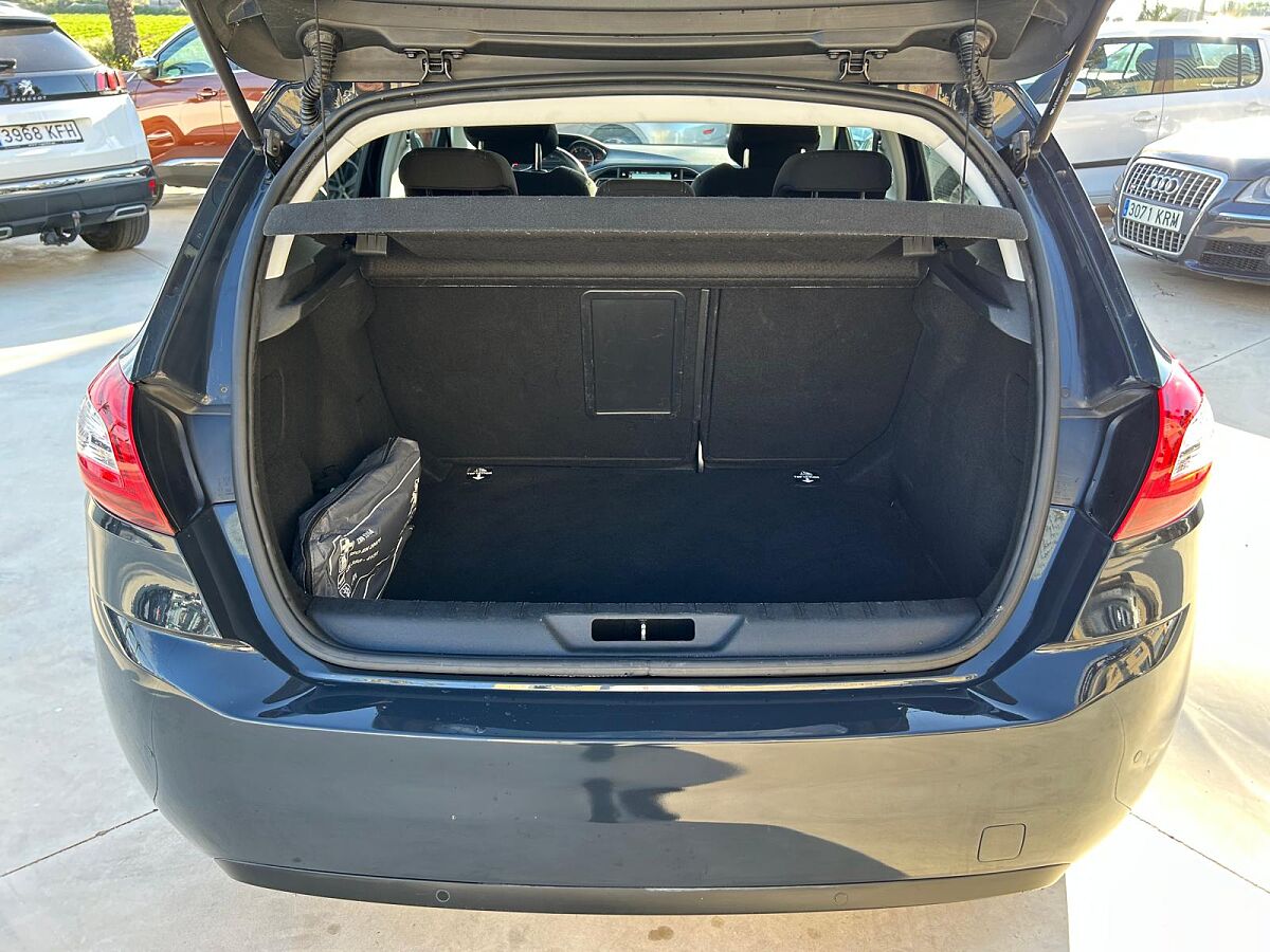 PEUGEOT 308 ALLURE 1.2 E-THP AUTO SPANISH LHD IN SPAIN 40000 MILES SUPERB 2017